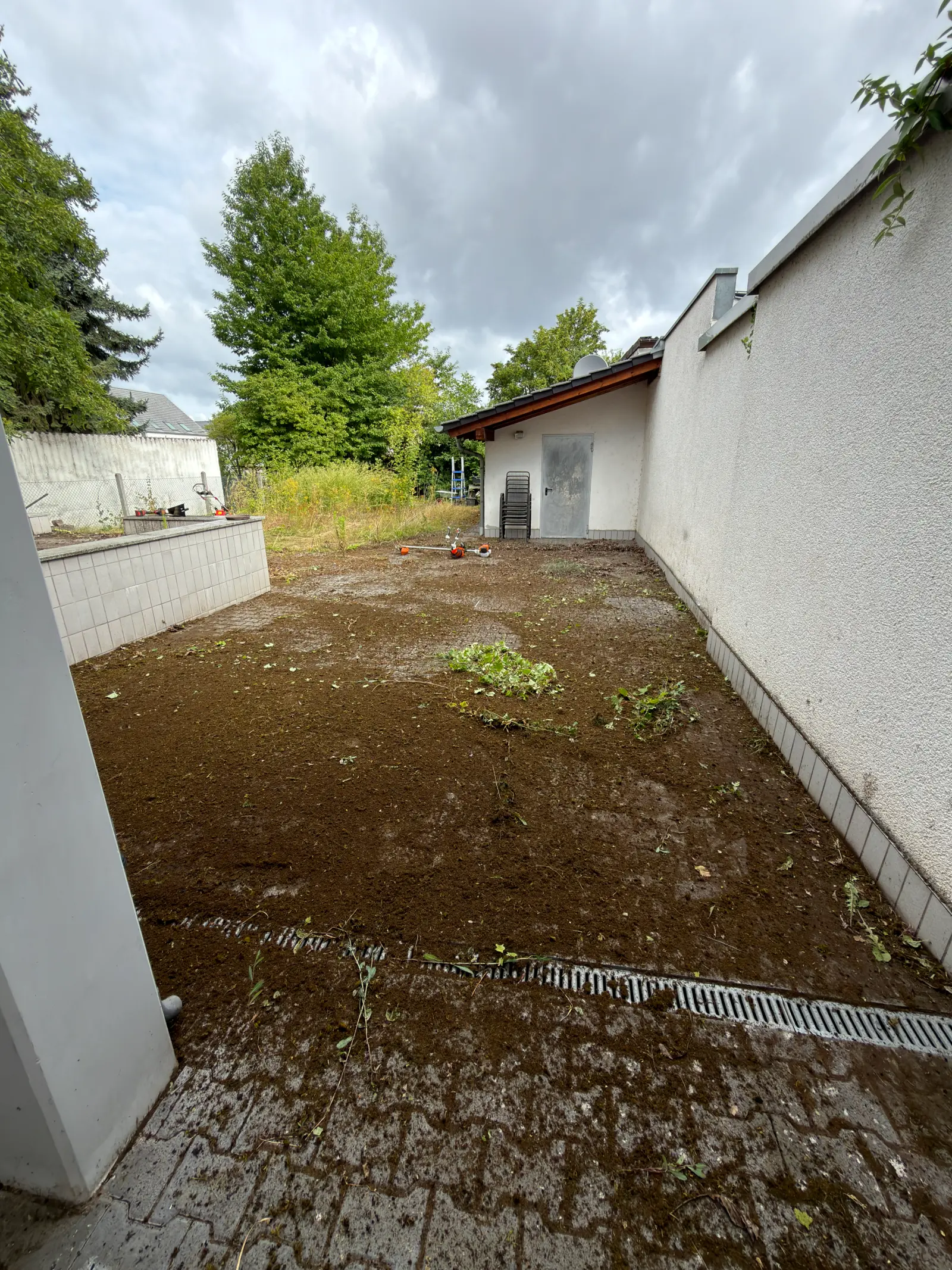 Grünanlagenpflege Hof Pflaster vorher Rhein-Main RELTRO