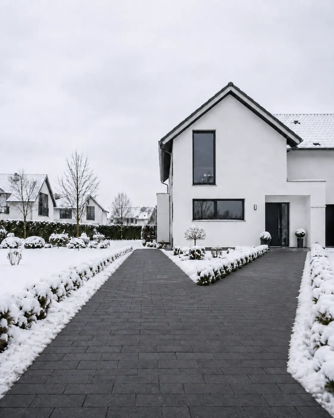 Ein geräumter Firmenparkplatz im Winter
